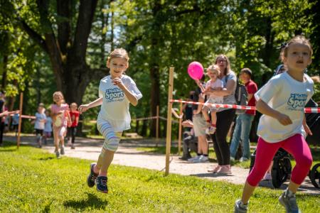 Otroci so uzivali v teku